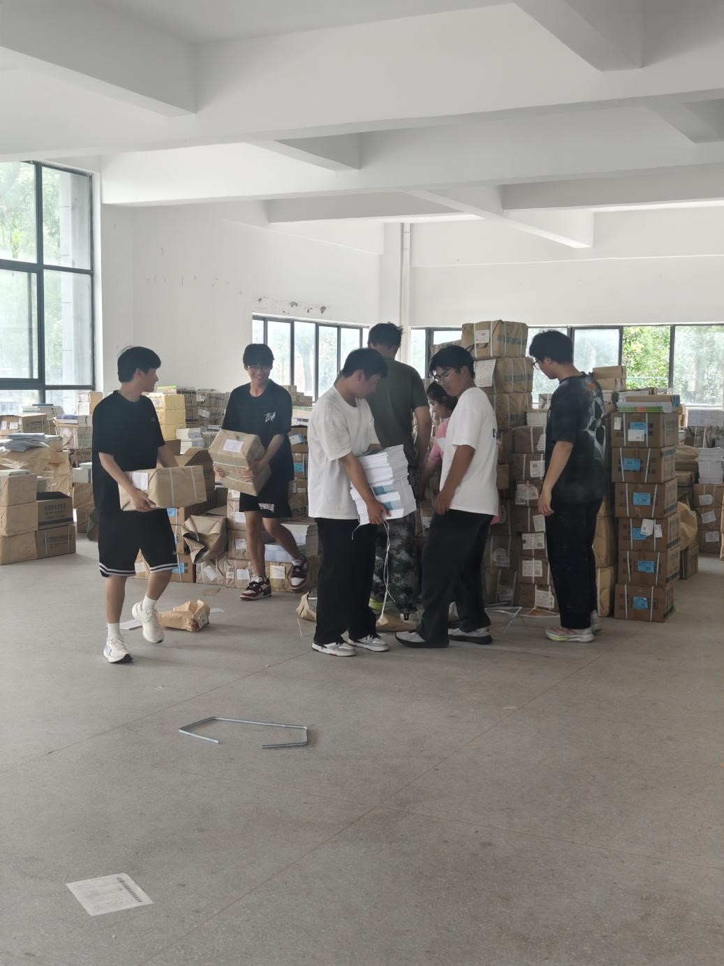 郑蒲港校区圆满完成新学期新生教材发放工作