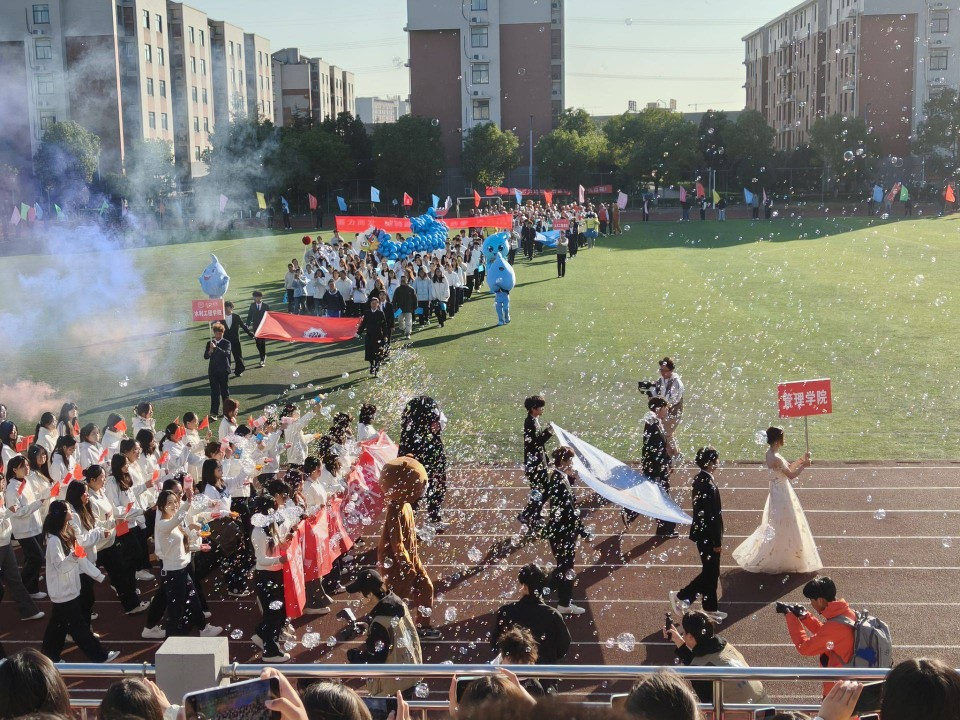 <strong>管理学院师生参加“青春点燃赛场，梦想齐聚起航”运动会</strong>