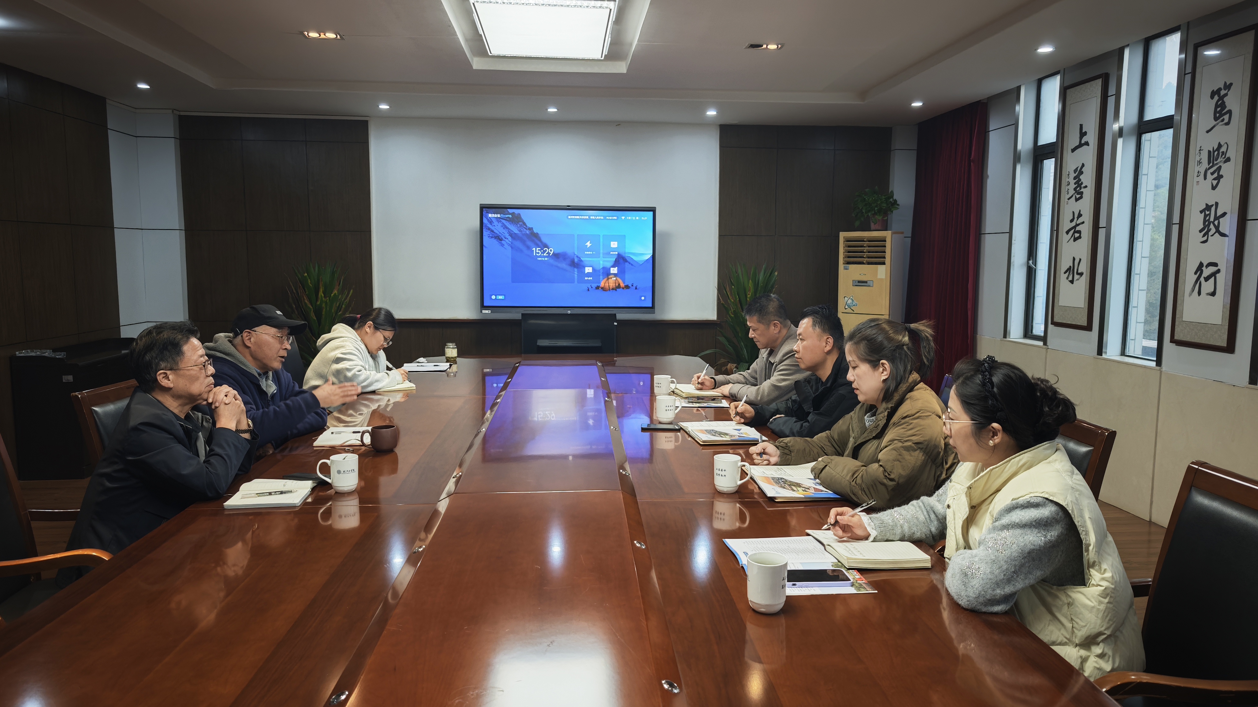 当涂县太白镇党委书记何伟一行到我校洽谈