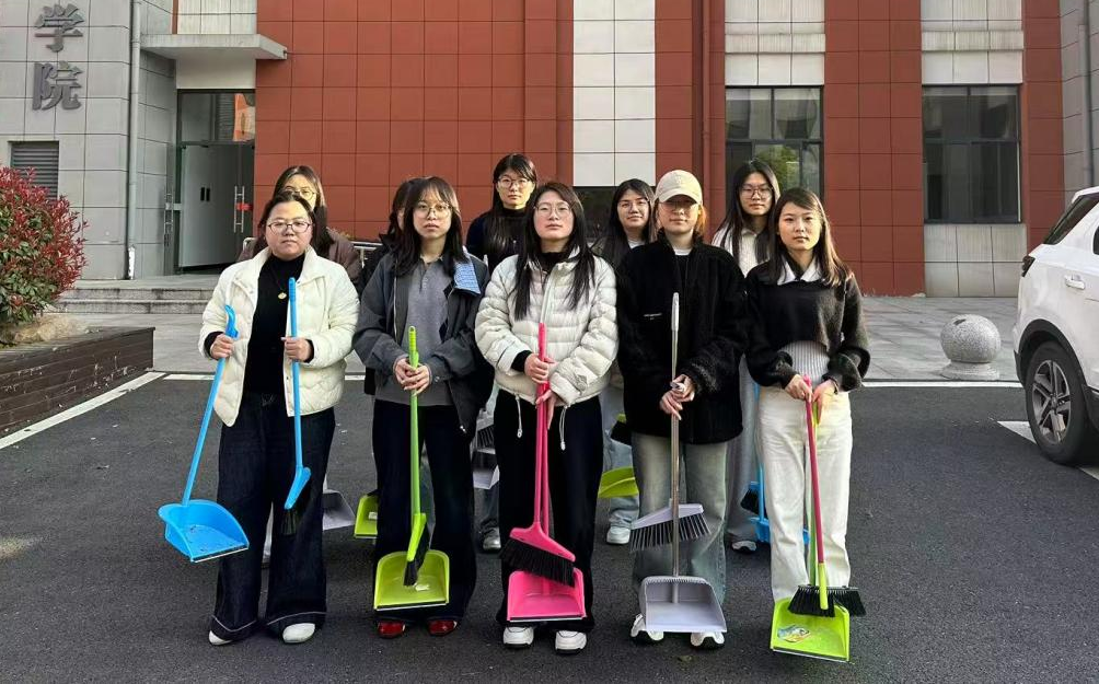 <strong>财经学院开展“清洁校园•你我同行”主题志愿清扫活动</strong>