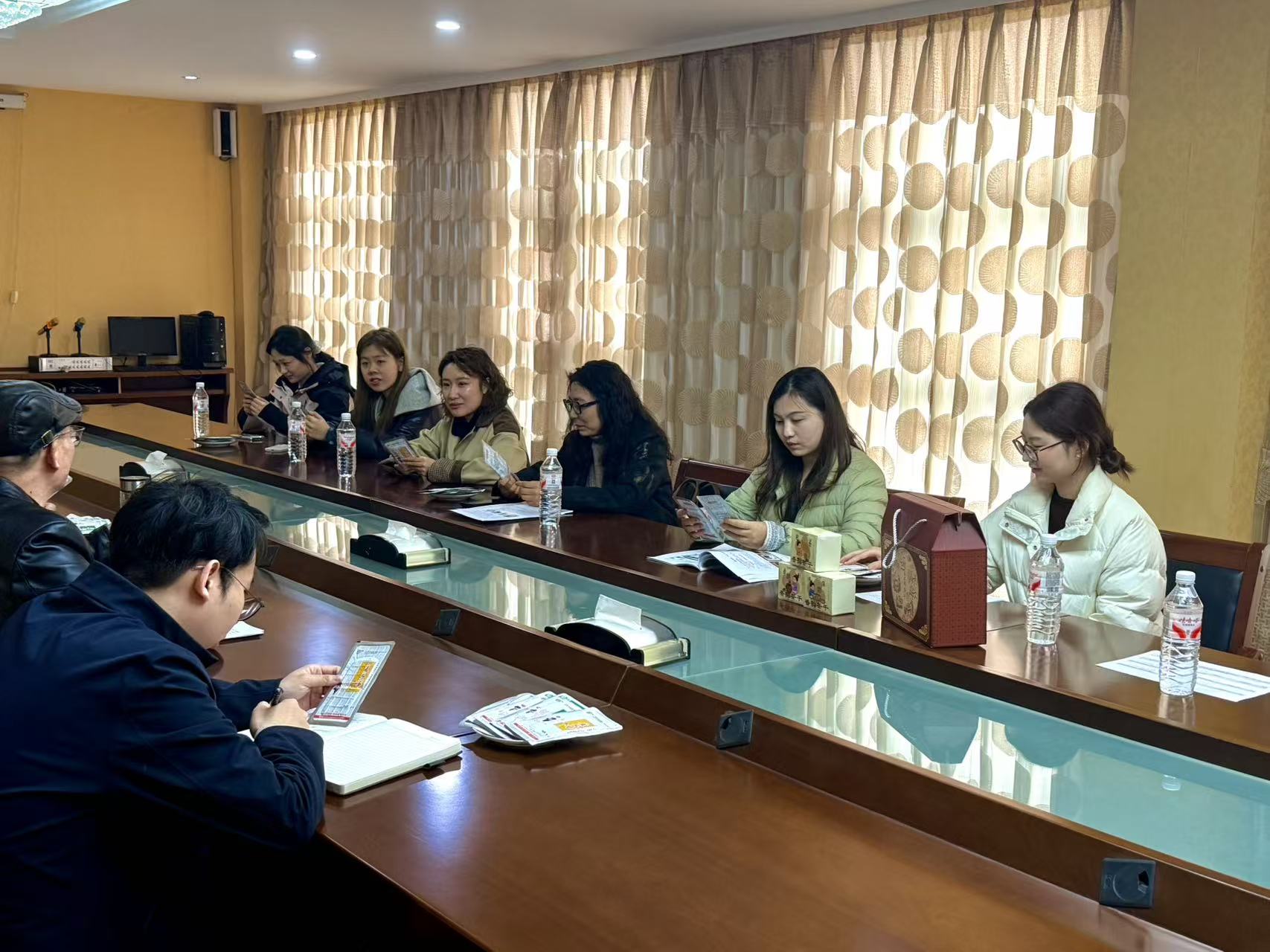 <strong>皖江工学院艺术设计学院与采石矶食品公司开展非遗文创项目洽谈</strong>